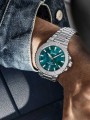 oris-aquis-date-01-733-7730-4137-07-8-24-05peb-hand-shot.jpg